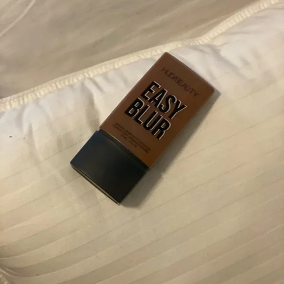 HUDA BEAUTY Easy Blur Natural Airbrush Foundation - HOT FUDGE - Picture 4 of 4